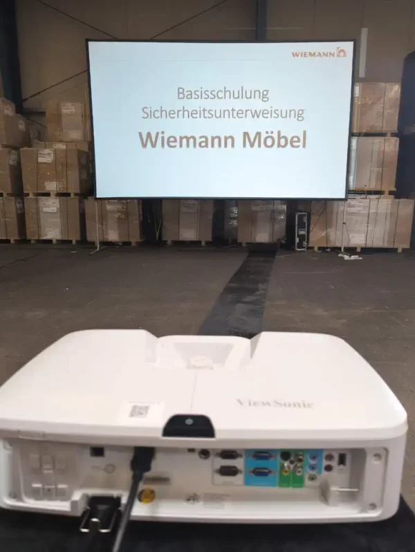 Beamer und Leinwand in einer Lagerhalle in Georgsmarienhütte